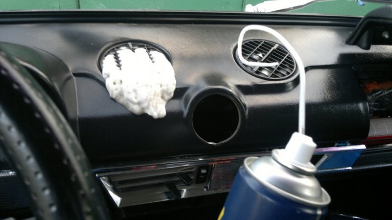 Как правильно выполняется чистка кондиционера в автомобиле?