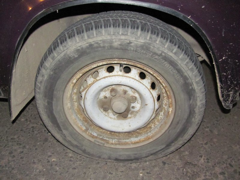 Безопасно ли использовать автомобильные шины с трещинами и повреждениями