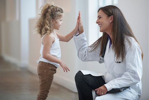 Как помочь ребенку не бояться докторов