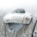 Что делать, если зимой замерзают двери и замки в автомобиле