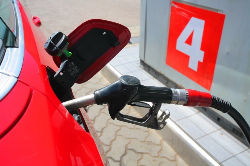 Почему у нас много нефти, но такой дорогой бензин?