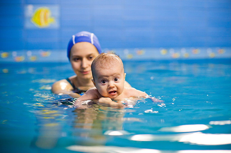 мама с ребенком в бассейне